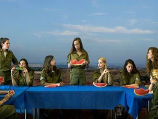 עבודה של הצלמת הישראלית אנג'ליקה שר (Angelika Sher) מתוך הסדרה "שירת דבורה". אינטרפרטציה ישראלית והומאז' לציור הסעודה האחרונה של ישו.