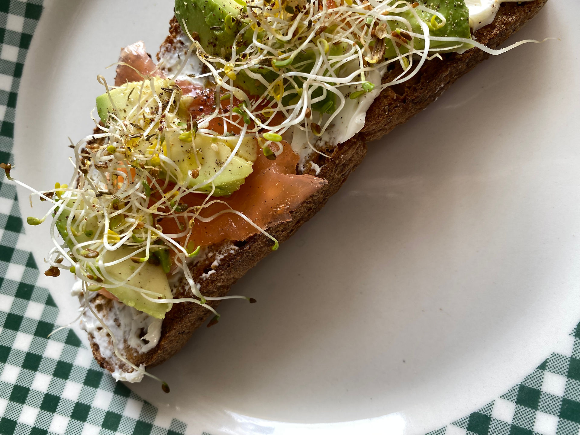 toast saumon graines germées