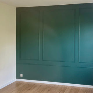 Decoratieve achterwand in slaapkamer, sierlijsten en schilderen Wilrijk