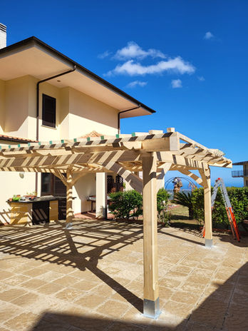 gazebo in legno chiaro ancora da pitturare