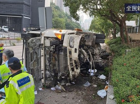 《全民新聞台》［交通意外］泥頭車失控自炒翻側  司機輕傷送院