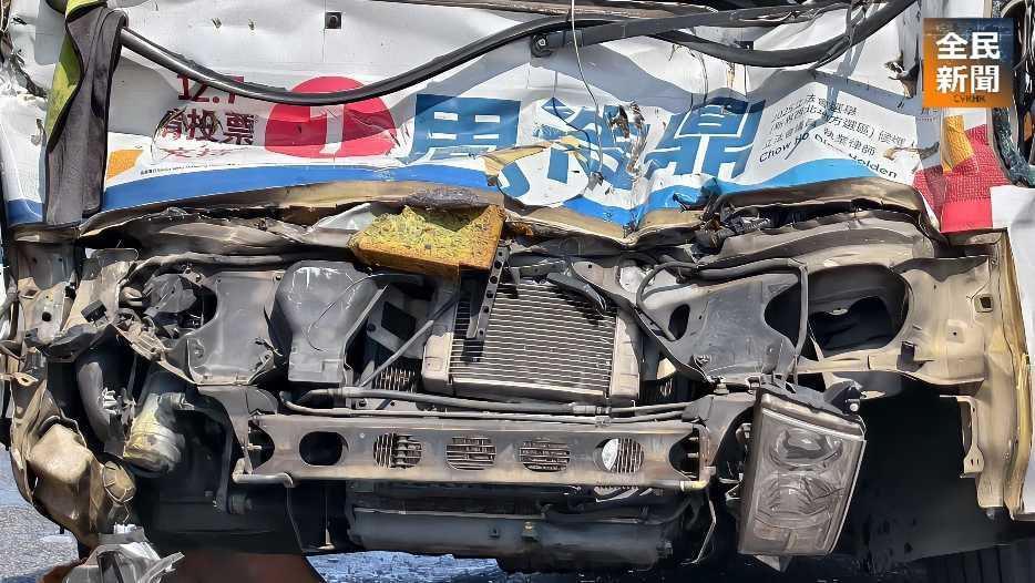 小巴車頭嚴重損毀