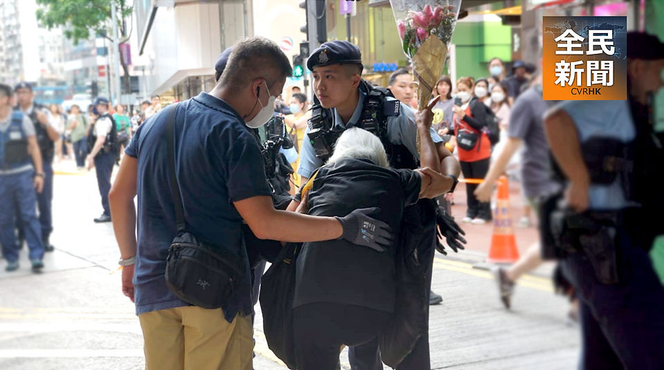王鳳瑤 (黃婆婆) 被帶上警車  攝 : 黃芷澄