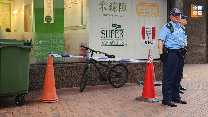 疑犯踏單車往金鐘方向逃去,在海富中心附近棄置單車