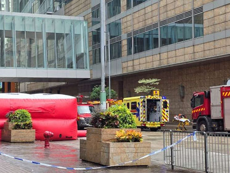 《全民新聞台》［港聞］中年女子朗豪坊危險站立  情緒激動  談判專家到場