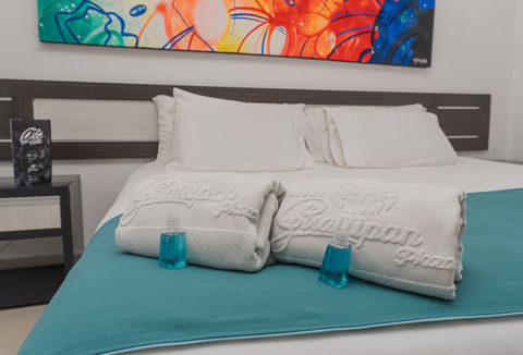 Suite con jacuzzi, cama king y balcón en hotel en Pitalito