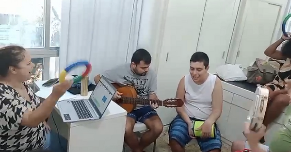 grupo de jovens e adultos.png
