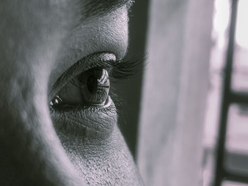 Understanding Cataracts: Early Signs & When to See Dr. Nguyen