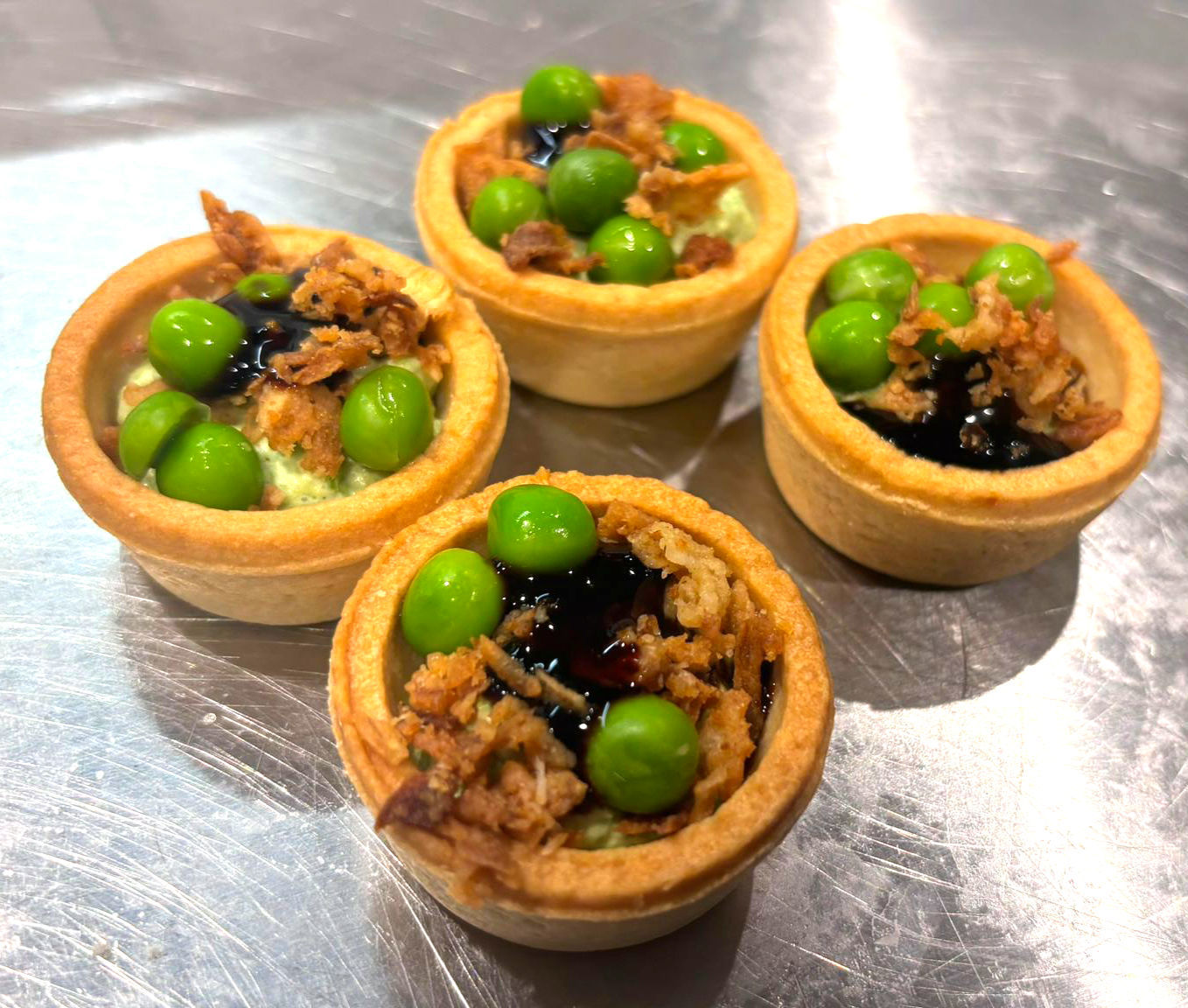 Slaný koláček - mladý hrášek , pečená cibulka (Minimální množství 24ks)