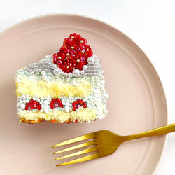 刺繍ブローチ｜いちごのふわふわショートケーキブローチ