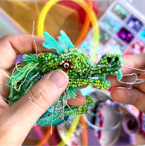 刺繍する様子