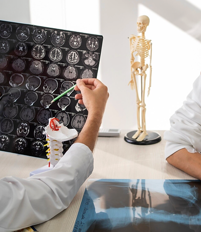 foto doctor con una radiografia cerebral mostrandosela a paciente en su consultorio