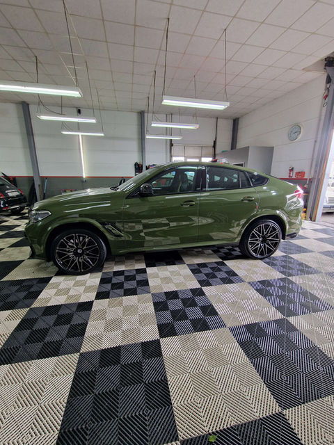 Grünes Auto in Garage, innen Reinigung, Leasing Rückgabe, Politur, Auto Reinigung, autopflege, Leder Reparatur.