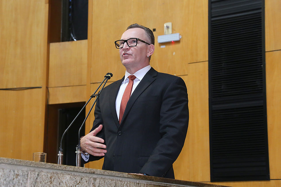 #PraCegoVer: foto deputado estadual Sergio Majeski discursando no Plenário da Assembleia. Homem branco, alto, com óculos. Fundo painel de madeira.