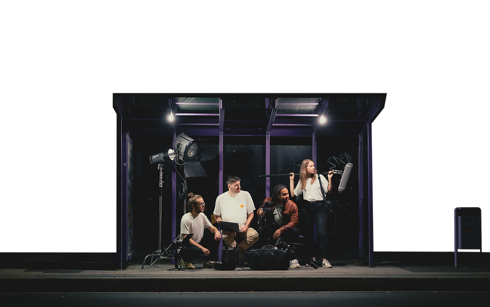 Teamfoto der vierköpfigen Videoproduktion Einfach Knorke, aufgenmen an einer Bushaltestelle mit Studiolicht