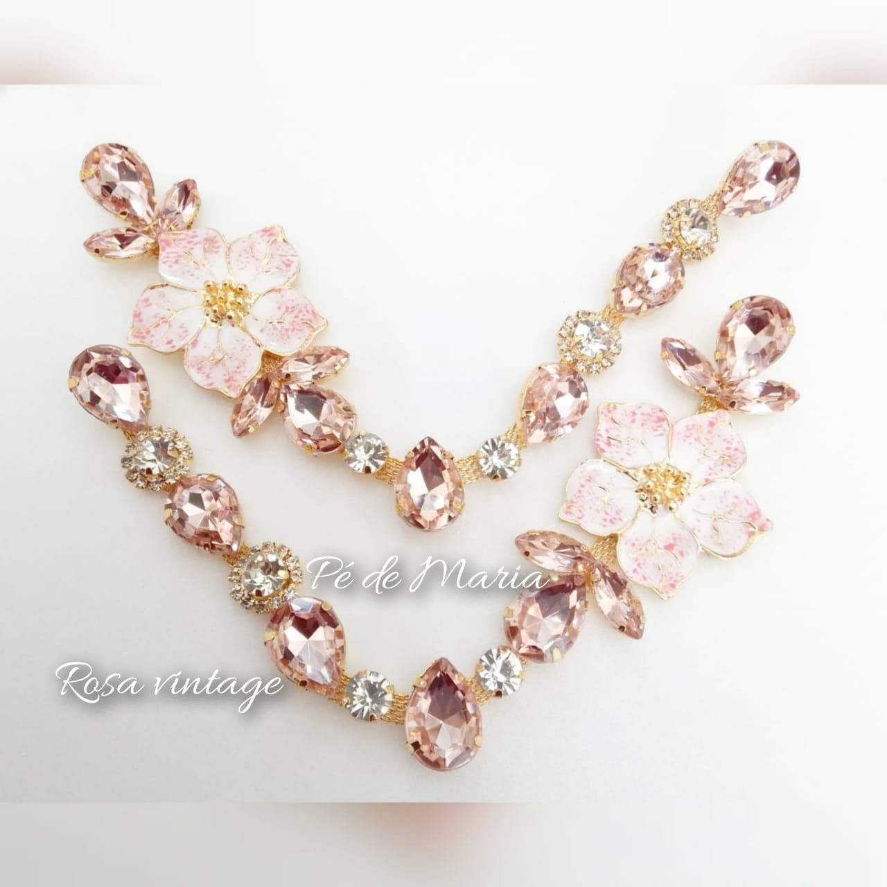 396b - Cabedal em V Pedras e flores banhado a ouro - par