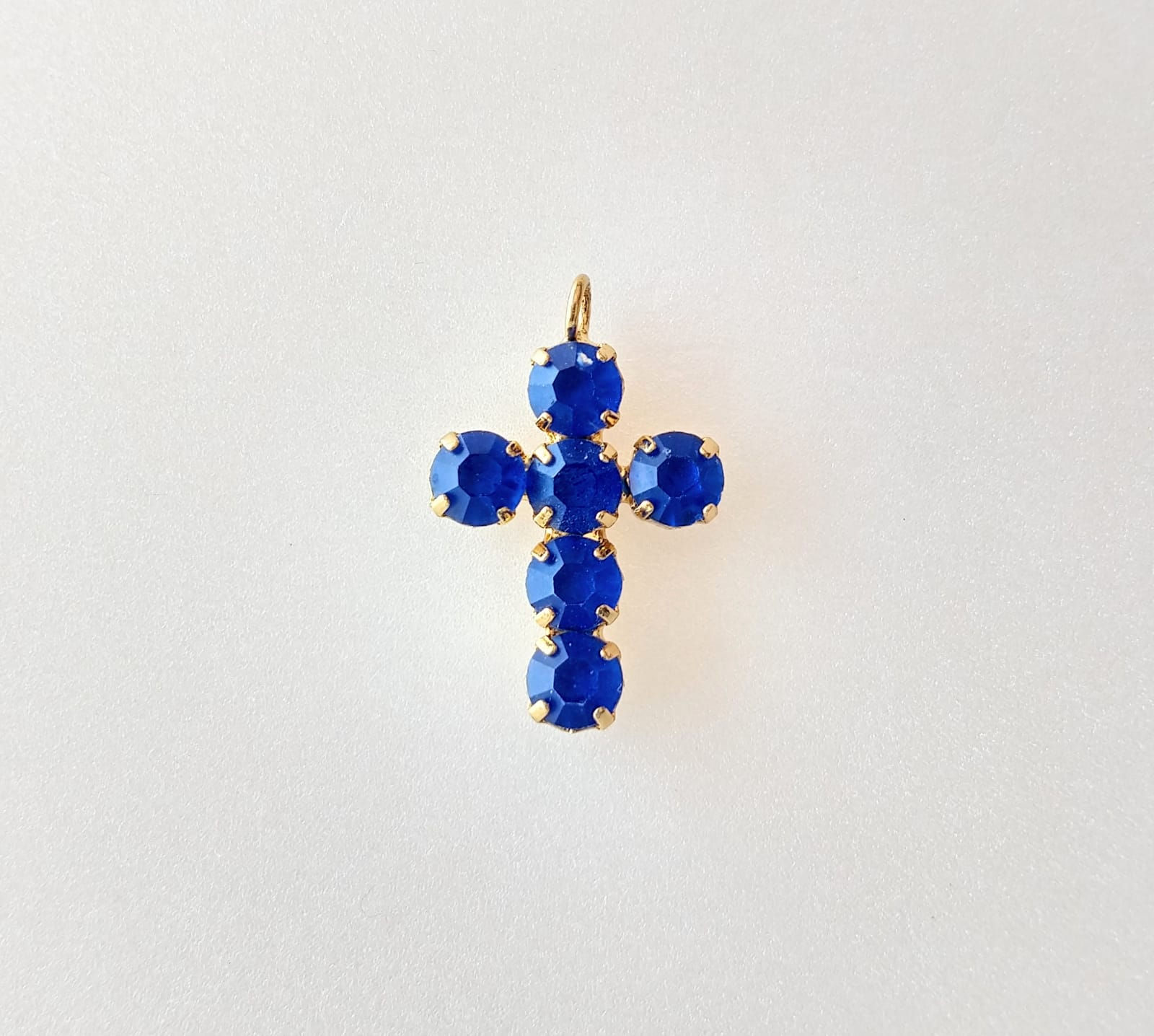 589 - Crucifixo de pedraria banhado a ouro para corrente - unidade