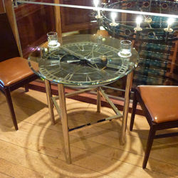 Table clock in bar