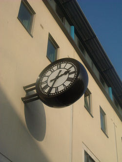 Simple double sided drum clock