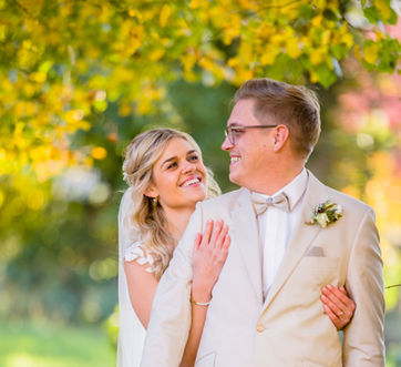 Bräutigam dreht sich zu seiner Braut