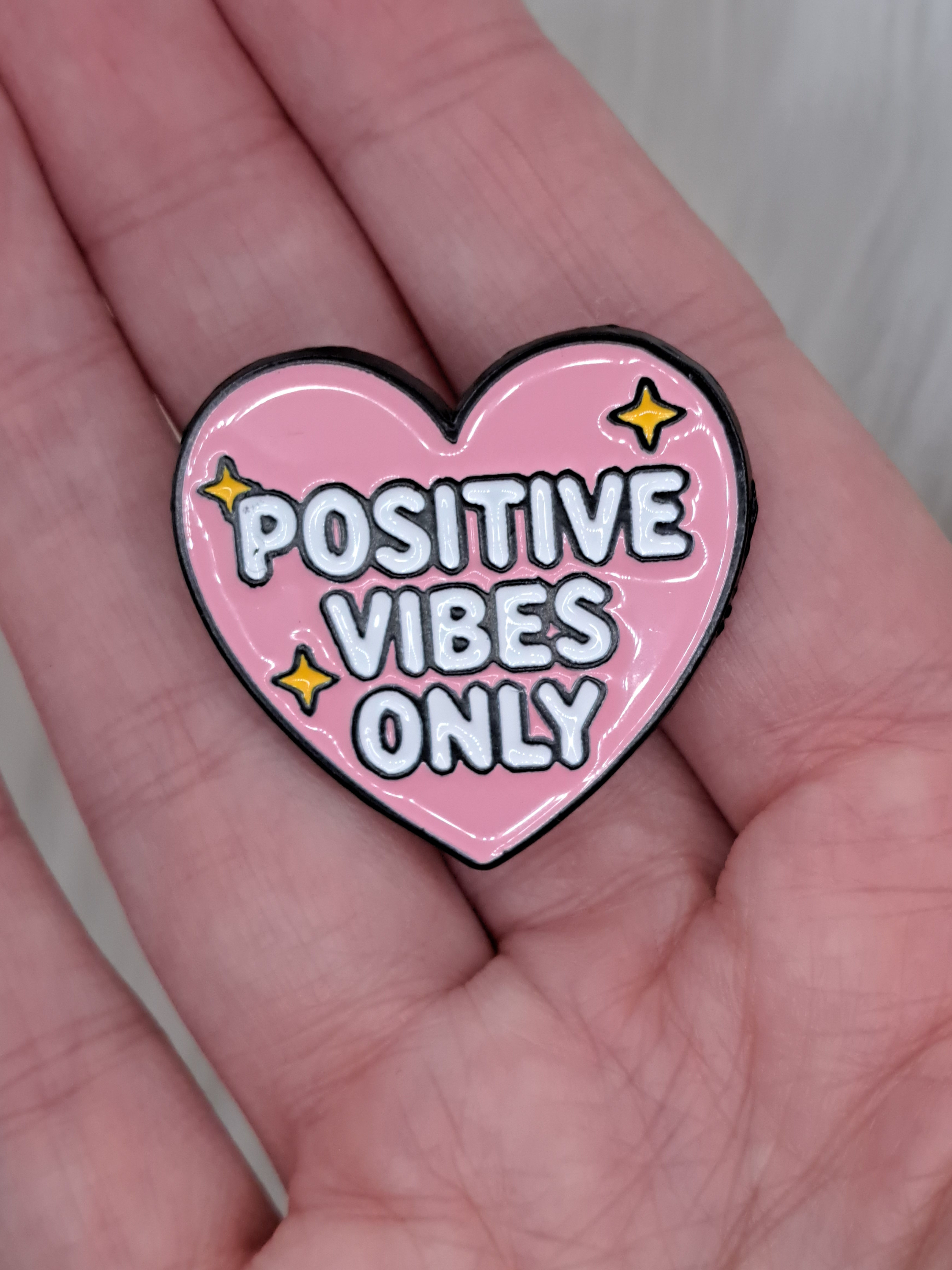 Positive Vibes Only pin/badge