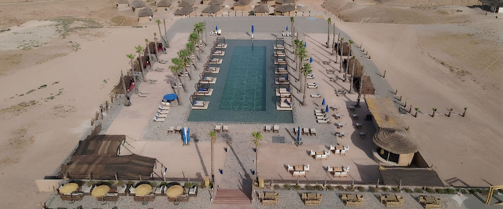 Vue aérienne du désert d’Agafay et de la piscine de l’Agafay Oryx Camp près de Marrakech