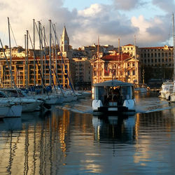 Le Ferry Boat, reliant la Place aux Huiles à la Mairie