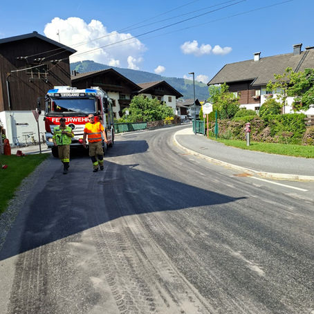 Ölspur im Ortsgebiet Leogang