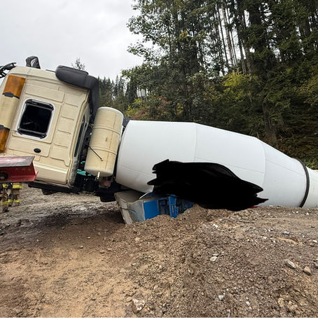 Menschenrettung – umgekipptes Betonmischfahrzeug in Rain