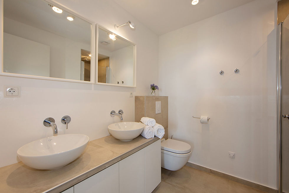 Badezimmer mit Doppelwaschbecken