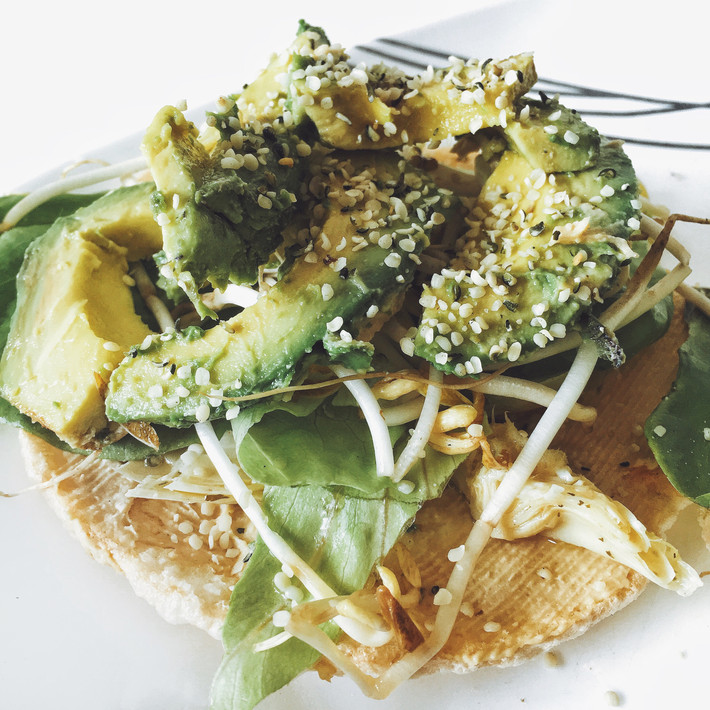 Tostadas ligeritas de hummus y alcachofa