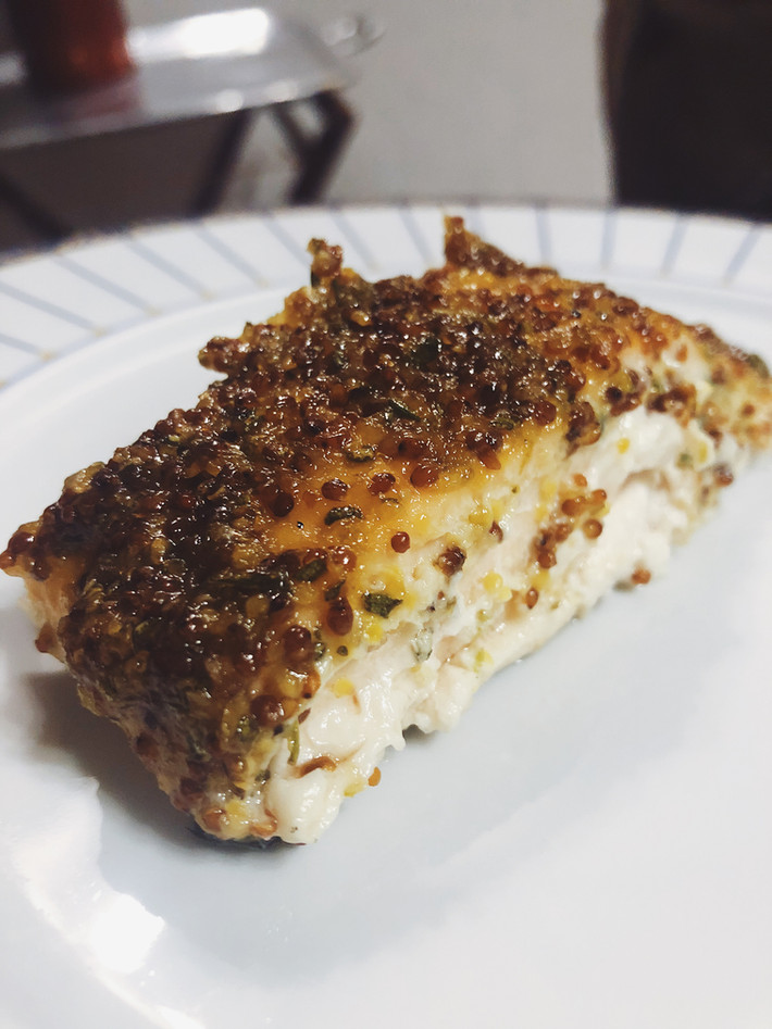 Salmón Glaseado con Miel Maple y Mostaza Antigua, Parrillado en Placa de Cedro