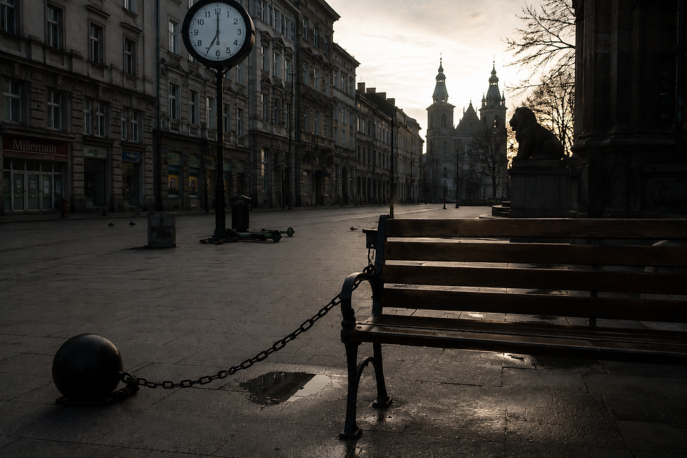 Polacy są w pracy prawie najdłużej w Unii Europejskiej. W 2025 roku przepracowaliśmy średnio 38,7 godziny tygodniowo i więcej czasu w pracy spędzali od nas tylko Grecy, podczas gdy średnia dla całej Unii wyniosła 35,9 godziny.
