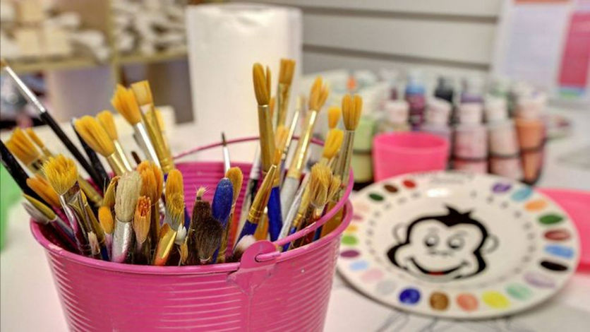 Crafty-Monkey-Pottery-Studio-table-set-up-for-pottery-painting.jpg