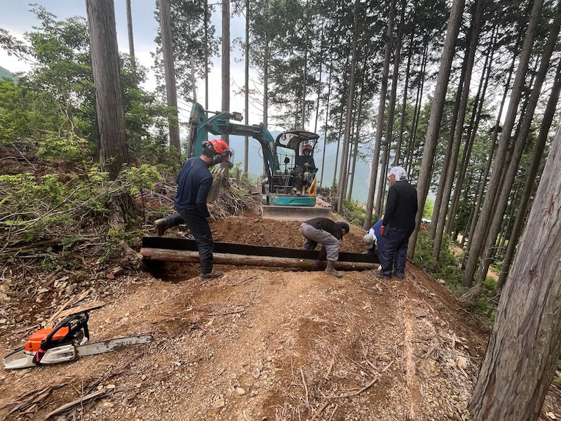 作業道に水切り設置