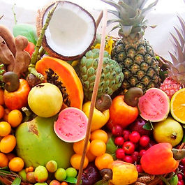 Várias frutas tropicais como: Coco, abacaxi, caju, goiaba, entre outros