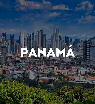 A imagem mostra o horizonte moderno da Cidade do Panamá, com arranha-céus ao fundo e vegetação em primeiro plano, junto à palavra “PANAMÁ” sobreposta em destaque.