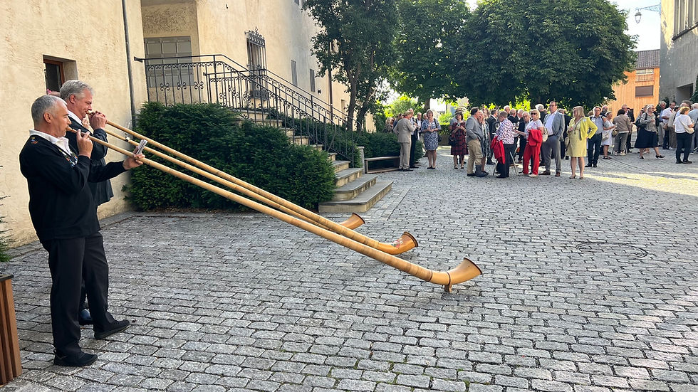 Musikalischer Empfang am Schlossplatz von Maienfeld