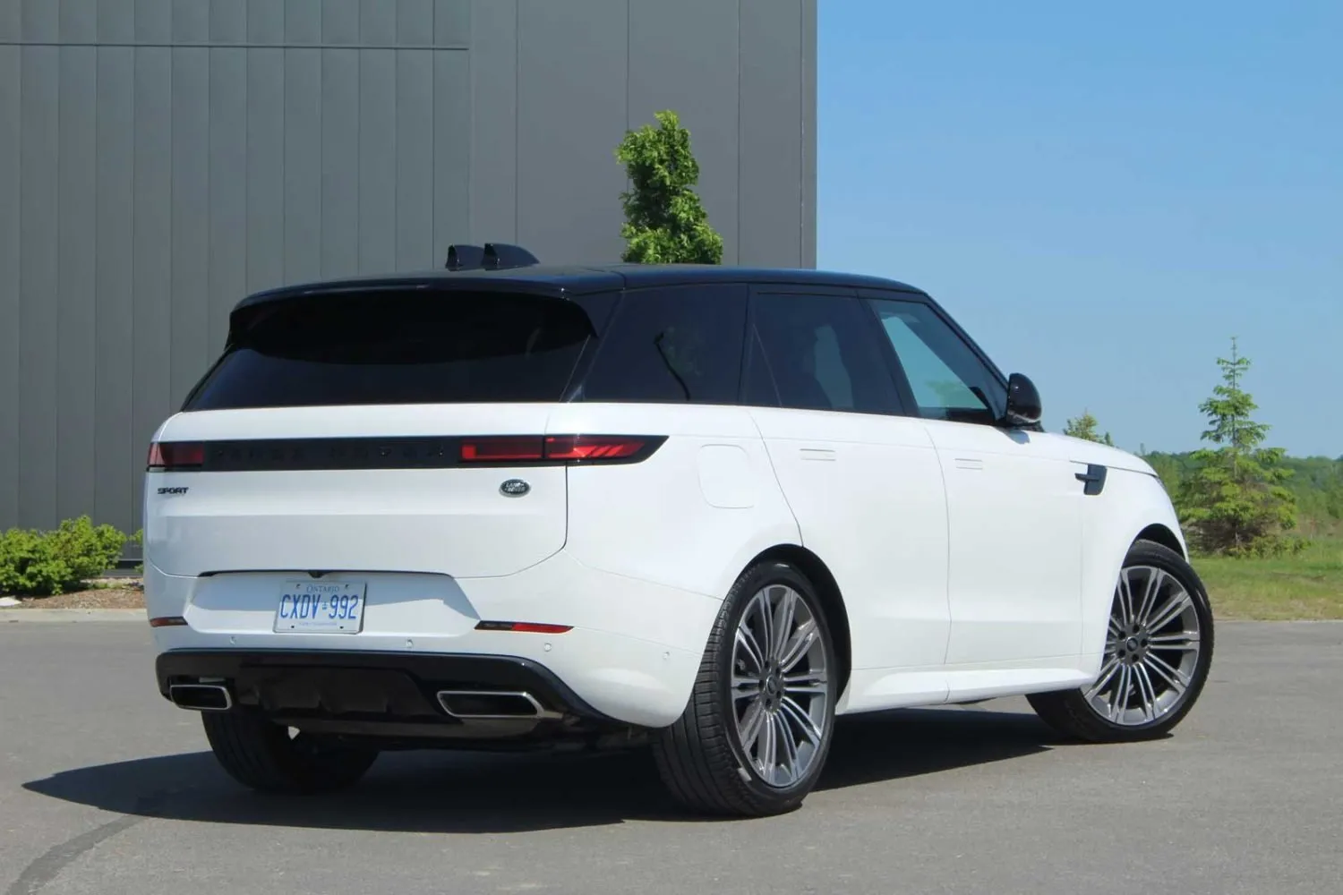 2023-Range-Rover-Sport-P400-Dynamic-SE-04-MD-1500x1000.webp