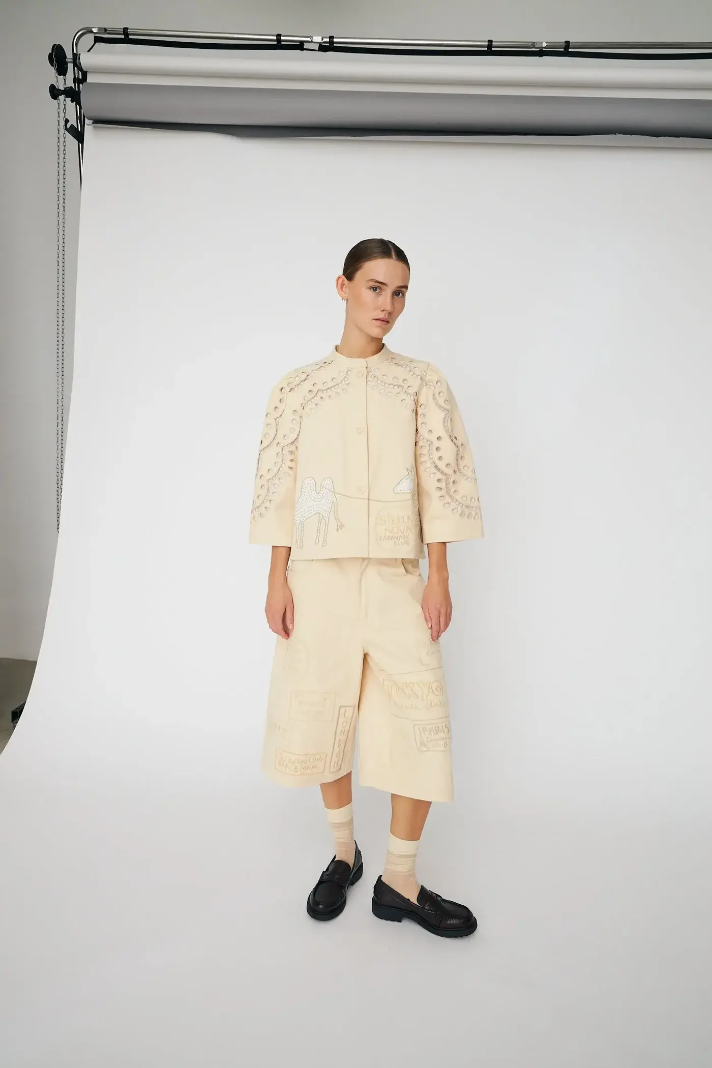 Cropped pants with patches