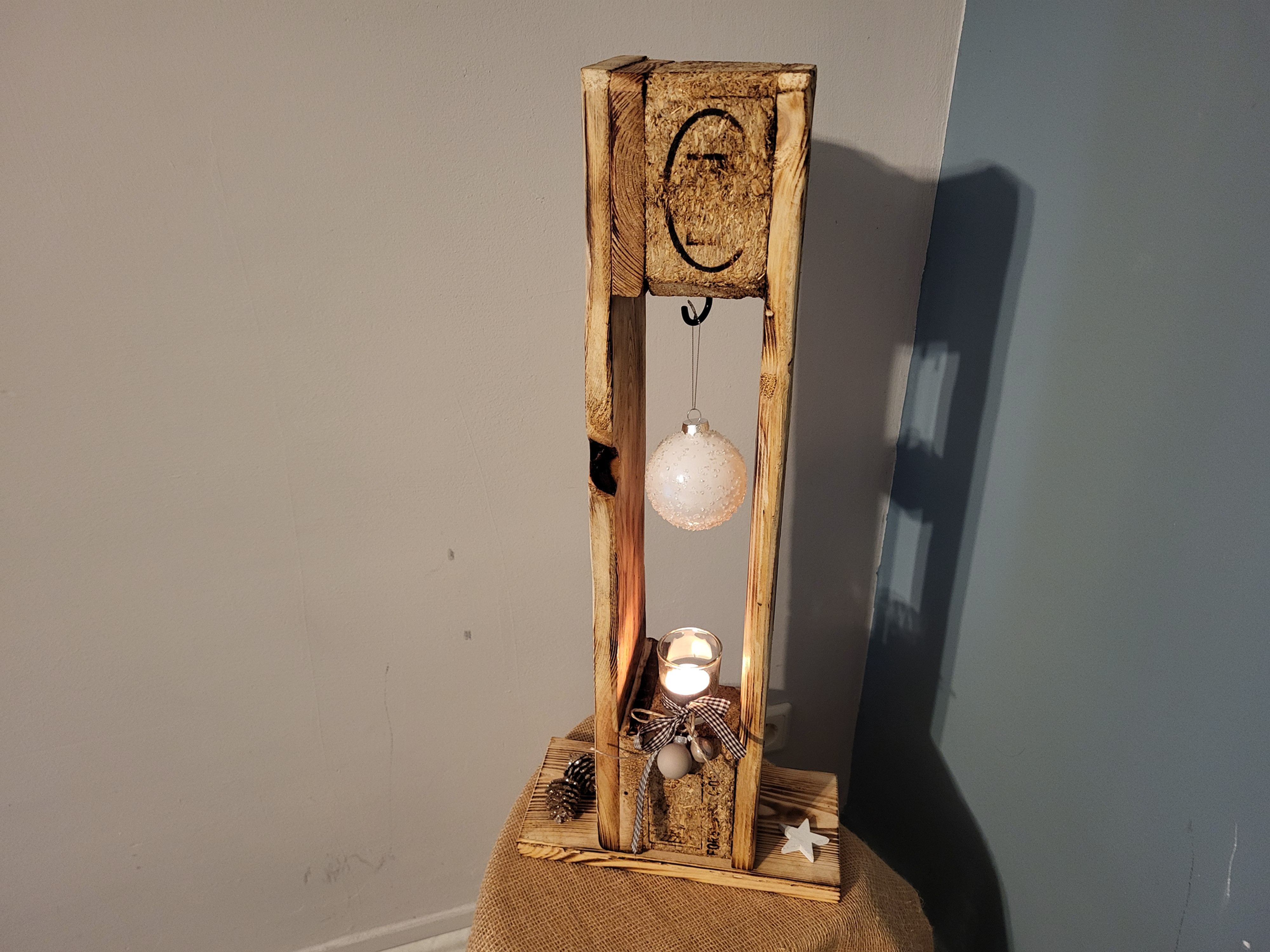 Windlicht/Laterne aus einer Europalette geflammt