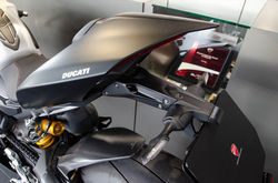 DP 製カーボンナンバープレートホルダー