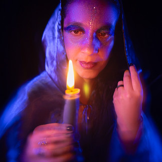 Michelle, a primeira bruxa mística e misteriosa na Chapada dos veadeiros com a capa e as velas