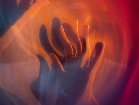 ensaio fotográfico onírico com tecidos, led e filtos analógicos que criam uma atmosfera etérea