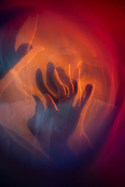 ensaio autoral Onírico, baseado nos sonhos, uma mulher entre os teciso simbolizando a membrana entre o consciente e o inconsciente. Ensaio com luz criativo e filtros analógicos