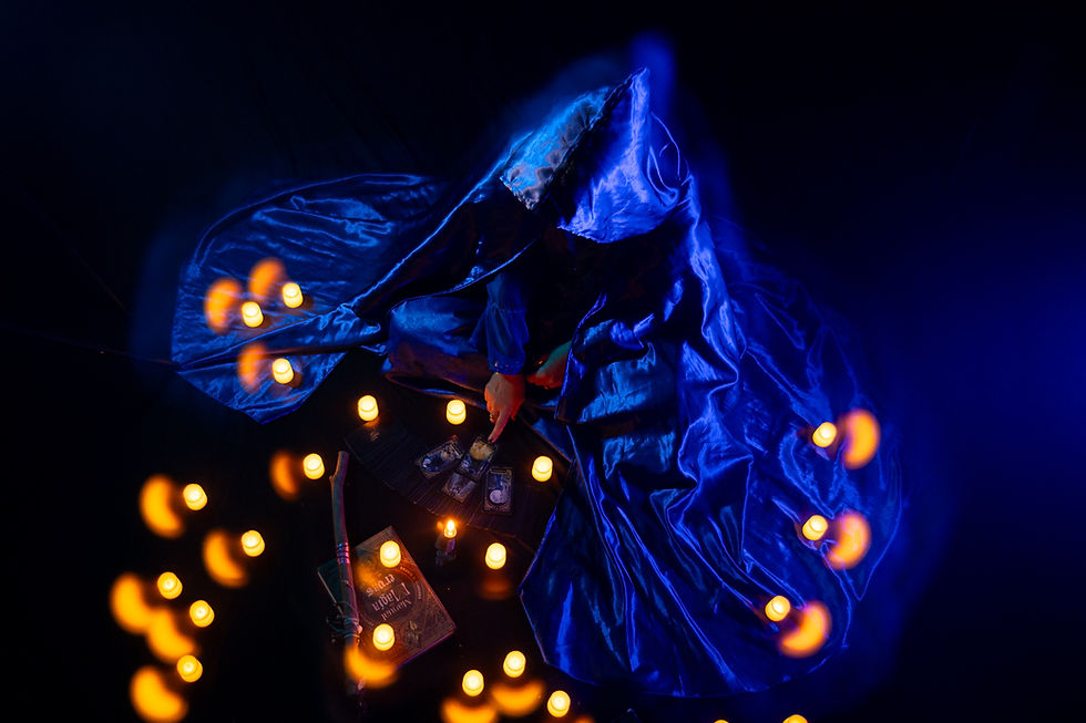 arquétipo da bruxa mística e misteriosa com capa e velas na Chapada dos veadeiros, ensaio autoral e artístico