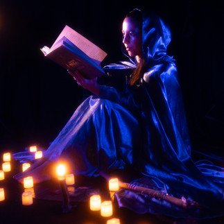 Michelle, a primeira bruxa mística e misteriosa na Chapada dos veadeiros com a capa e as velas