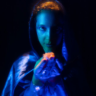 Michelle, a primeira bruxa mística e misteriosa na Chapada dos veadeiros com a capa e as velas