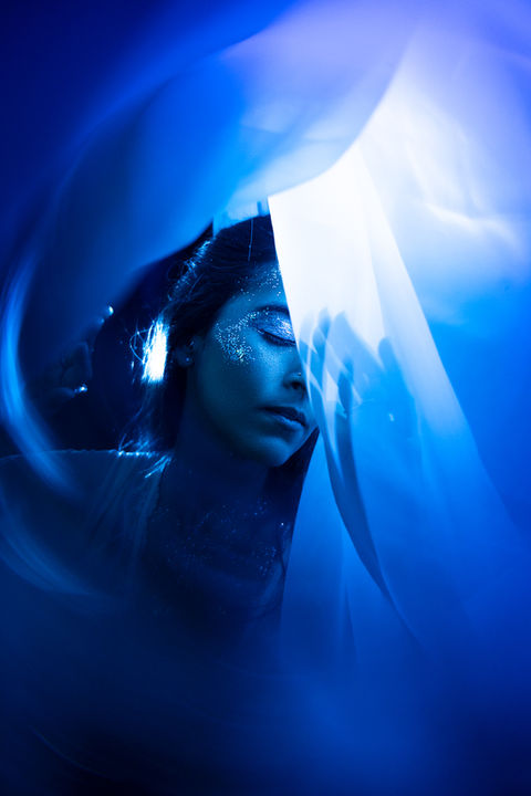 ensaio autoral Onírico, baseado nos sonhos, uma mulher entre os teciso simbolizando a membrana entre o consciente e o inconsciente. Ensaio com luz criativo e filtros analógicos