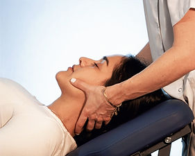 Geste étiopathique cervical réalisé par Chloé Trédaniel à Paris 12.